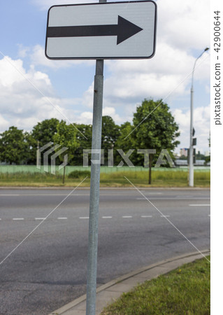 turn right the road sign 42900644