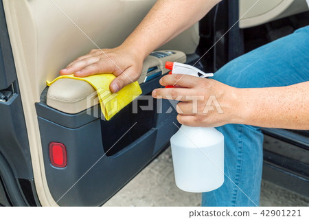 Man clean car door with fibre Man clean car door with fibre 42901221