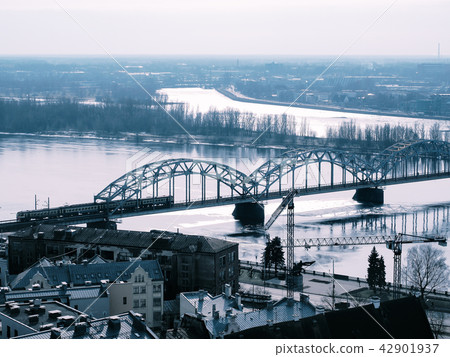在拉脫維亞的鐵路橋·裡加，道加瓦河河/道加瓦河河，裡加，拉脫維亞 42901937