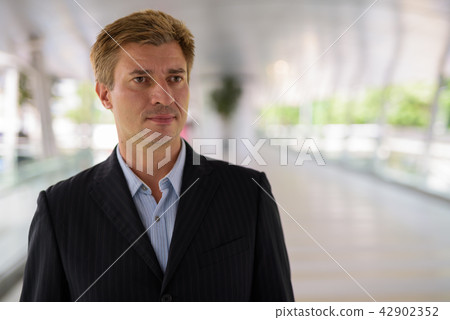 Businessman relaxing at the footbridge in Bangkok, Thailand 42902352