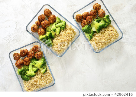 Meatballs and broccoli lunch boxes 42902416