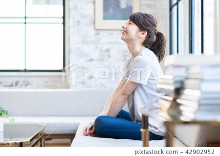 年輕的女士 42902952