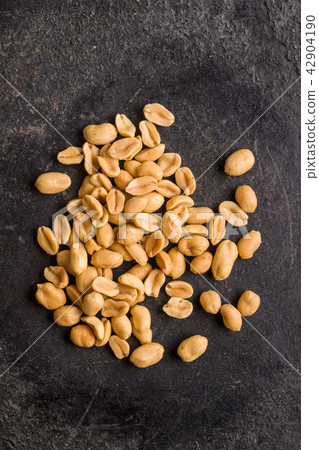 Salted roasted peanuts. 42904190