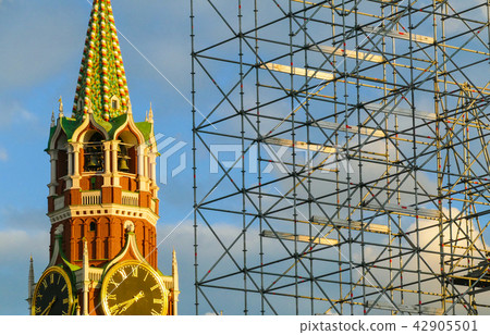 Tower of the Kremlin and a platform Tower of the Kremlin and a platform 42905501
