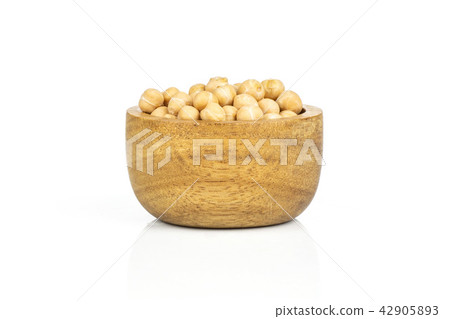 Raw chickpeas kabuli isolated on white 42905893