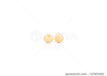 Raw chickpeas kabuli isolated on white 42905902