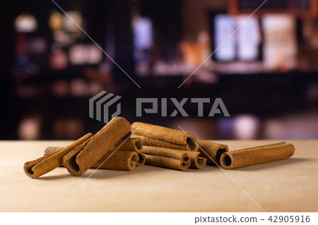Dry brown cinnamon stick with restaurant 42905916