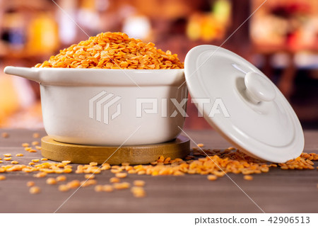 Raw red lentils with rustic kitchen 42906513