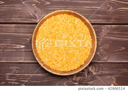 Raw red lentils on brown wood 42906514