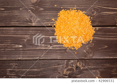 Raw red lentils on brown wood 42906531