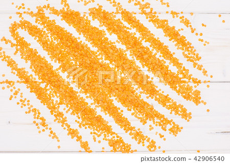 Raw red lentils on grey wood 42906540