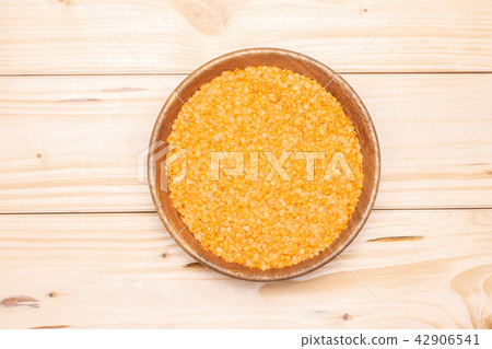 Raw red lentils on natural wood 42906541