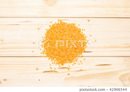 Raw red lentils on natural wood 42906544