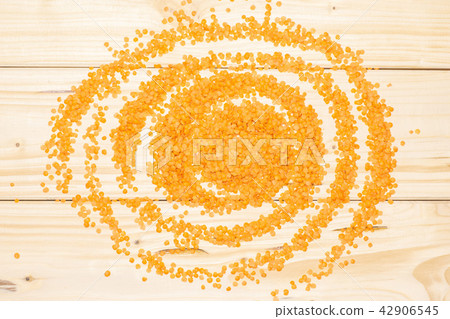 Raw red lentils on natural wood 42906545