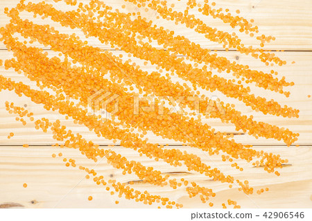 Raw red lentils on natural wood 42906546