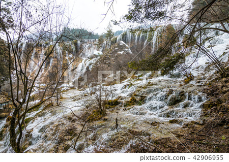 Waterfall from a cliff in the forest 42906955