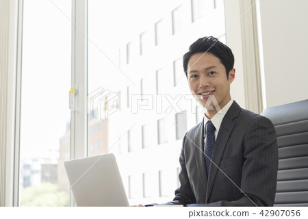 看著相機的商人 看著相機的商人 42907056