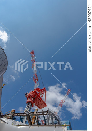 建築工作的圖像。起重機。 建築工作的圖像。起重機。 42907694