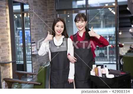 Hairdresser styling woman's hair in a salon. Korean beauty stock photo. 178 42908334