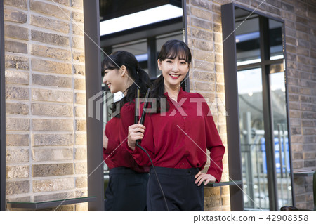 Hairdresser styling woman's hair in a salon. Korean beauty stock photo. 168 42908358