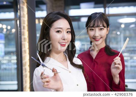Hairdresser styling woman's hair in a salon. Korean beauty stock photo. 154 42908376