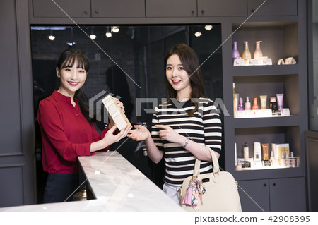 Hairdresser styling woman's hair in a salon. Korean beauty stock photo. 131 Hairdresser styling woman's hair in a salon. Korean beauty stock photo. 131 42908395