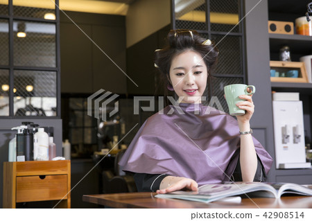 Hairdresser styling woman's hair in a salon. Korean beauty stock photo. 085 42908514
