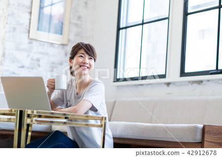 A young lady (personal computer) 42912678