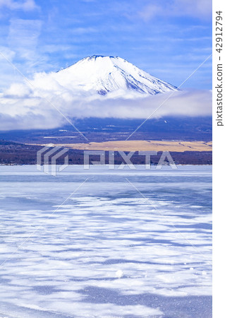 Fuji in winter, in Yamanashi prefecture Yamanaka 42912794
