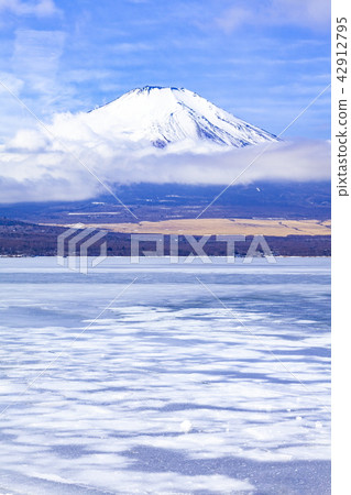 Fuji in winter, in Yamanashi prefecture Yamanaka Fuji in winter, in Yamanashi prefecture Yamanaka 42912795