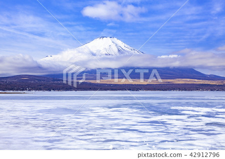 Fuji in winter, in Yamanashi prefecture Yamanaka Fuji in winter, in Yamanashi prefecture Yamanaka 42912796