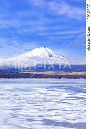 富士冬天,在山梨縣山中 富士冬天,在山梨縣山中 42912797