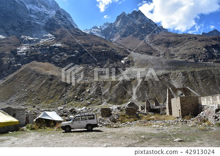 Himalaya mountainous area in India Beautiful mountains in Spit Valley Balance during stops Jeep canteen and tents for kiosks 42913024