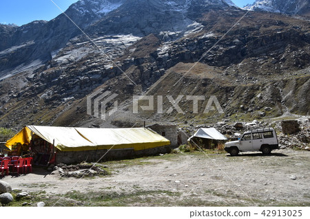 Himalaya mountainous area in India Beautiful mountains in Spit Valley Balance during stops Jeep canteen and tents for kiosks Himalaya mountainous area in India Beautiful mountains in Spit Valley Balance during stops Jeep canteen and tents for kiosks 42913025