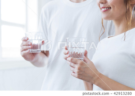 Couples Newlyweds Couples Water Beauty Detox Family Living Lifestyle 42913280