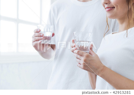 Couples Newlyweds Couples Water Beauty Detox Family Living Lifestyle 42913281