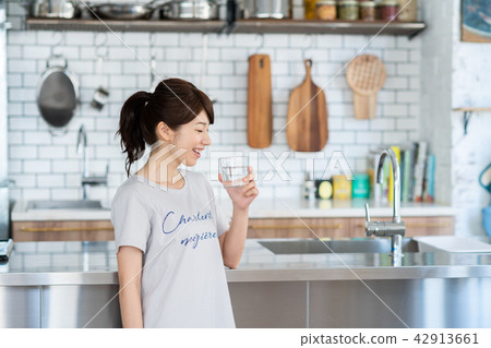 年輕女子（礦泉水） 42913661