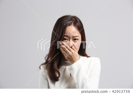 Oriental young woman, facial expressions of beauty, fine dust, smell, cold, stink, nose cold 42913739