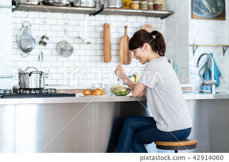 年輕的女士（餐） 42914060