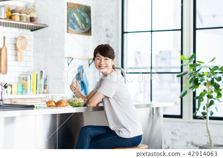 Young lady (meal) Young lady (meal) 42914063