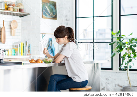 年輕的女士（餐） 42914065