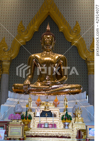 Thai buddha statue, Wat Traimitr Withayaram Thai buddha statue, Wat Traimitr Withayaram 42914077