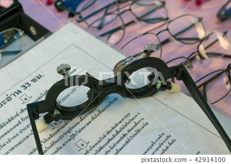 Glass optometry test and many types of glasses 42914100
