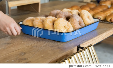 Freshly baked bread 42914344