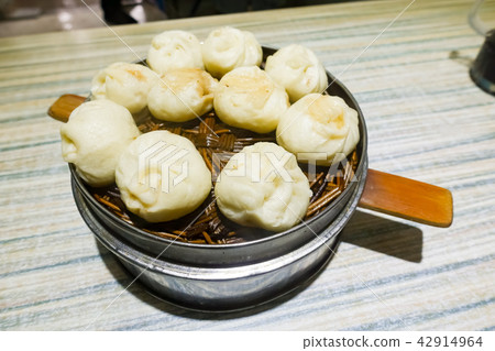 Steamed Meat Bun 42914964
