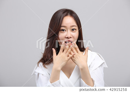 Asian young Korean woman, beauty facial expression, shock, emotion, surprise, surprise, surprised expression 42915258