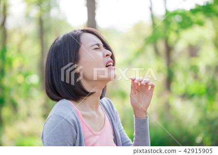 woman with sick in winter woman with sick in winter 42915905