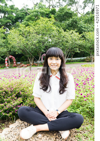 亞洲台灣桃園大溪花海花田人像愛心戀愛感情美女神花卉植物大自然陽光空氣水微笑俏皮氣質浪漫美女肖像人像 42916971