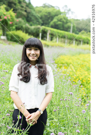亞洲台灣桃園大溪花海花田人像愛心戀愛感情美女神花卉植物大自然陽光空氣水微笑俏皮氣質浪漫美女肖像人像 亞洲台灣桃園大溪花海花田人像愛心戀愛感情美女神花卉植物大自然陽光空氣水微笑俏皮氣質浪漫美女肖像人像 42916976