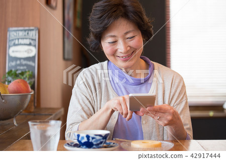 A woman enjoying SNS 42917444